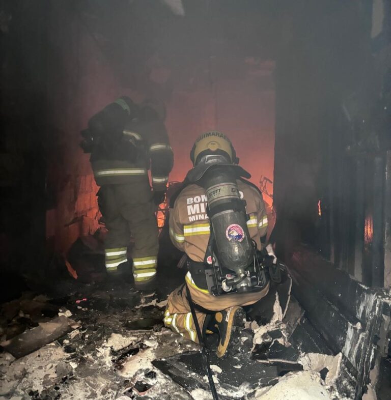 Loja é destruída por incêndio no bairro Novo São Lucas, em BH - Foto: Divulgação/CBMMG