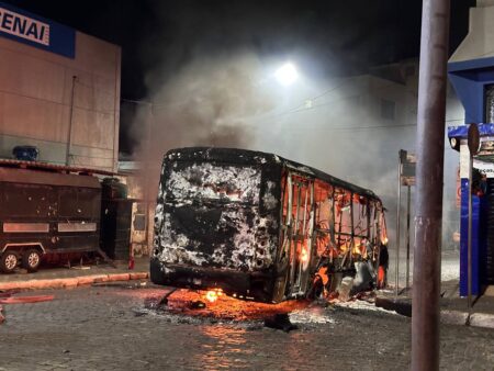 Micro-ônibus é destruído por incêndio após pane elétrica em Nova Lima - Foto: Luis Dutra/Portal Nova Lima