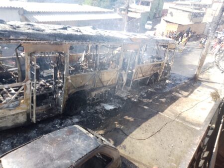 Ônibus metropolitano é destruído por incêndio criminoso em Santa Luzia - Foto: Divulgação/Corpo de Bombeiros