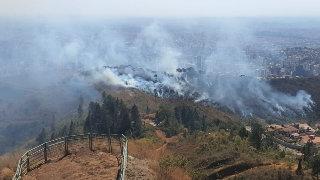 Incêndio atinge mata na Serra do Curral, em BH - Foto: Divulgação/CBMMG