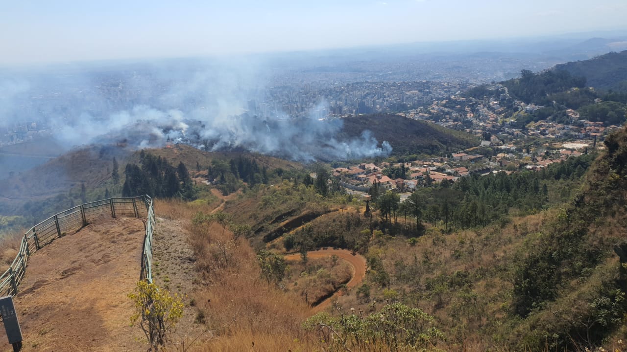 Incêndio atinge mata na Serra do Curral, em BH - Foto: Divulgação/CBMMG