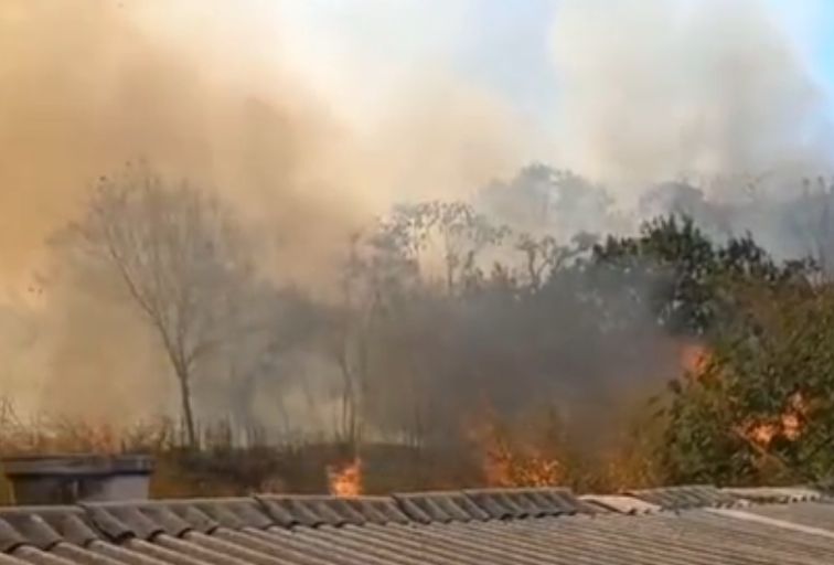 Incêndio de grande proporções atinge área próxima do Aeroporto de Confins - Foto: Reprodução/Redes Sociais