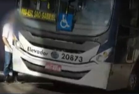 Bala perdida atinge para-brisa de ônibus e motorista fica ferido no bairro Primeiro de Maio, em BH - Foto: Reprodução