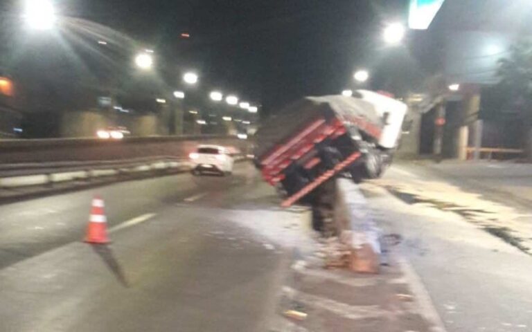 Acidente com carreta complica trânsito na Avenida Cardeal Eugênio Pacelli, em Contagem - Foto: Reprodução/Redes Sociais