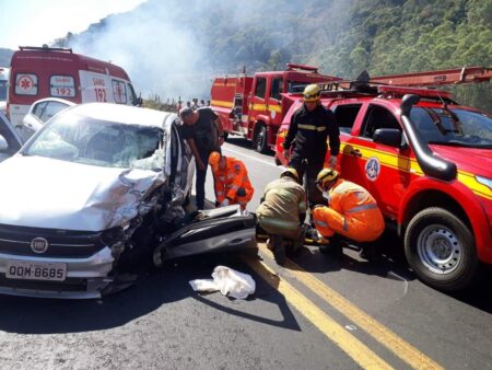 Casal morre em acidente entre moto e carro na BR-262, em Martins Soares - Foto: Divulgação/CBMMG