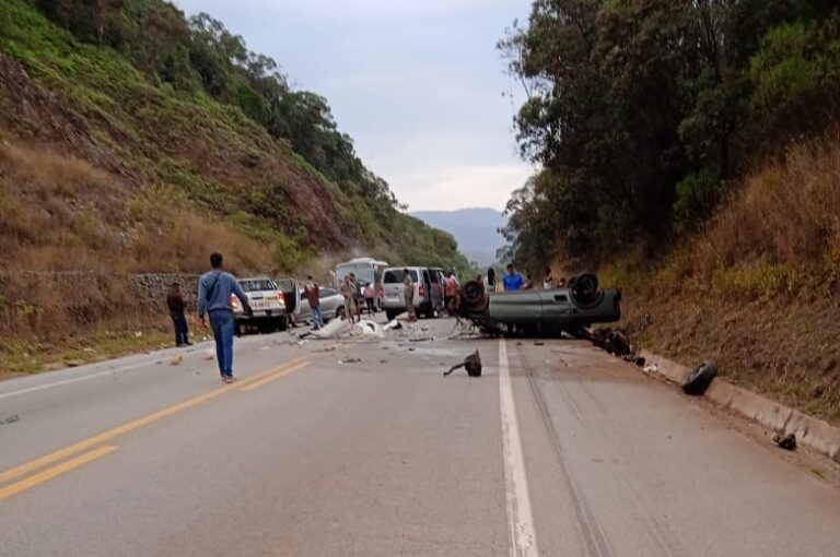 Batida entre moto e carros deixa vítima fatal e outra com membros amputados na BR-356, em Ouro Preto - Foto: Reprodução/Redes Sociais