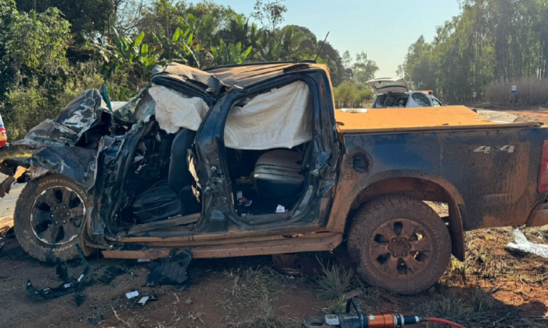 Três pessoas morrem em batida frontal entre caminhonete e carreta em rodovia de MG - Foto: Divulgação/PMRv