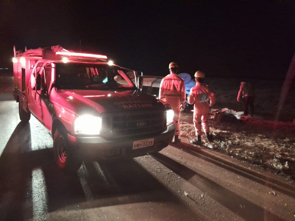 Carro capota e deixa um morto e três feridos na MGC-455, em Pirajuba - Foto: Divulgação/CBMMG