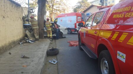 Idoso fica ferido após carro bater contra muro em Vespasiano - Foto: Divulgação/CBMMG