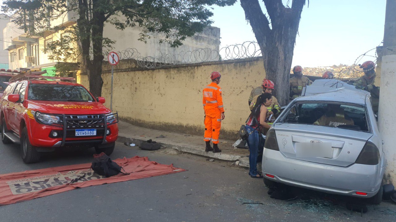 Idoso fica ferido após carro bater contra muro em Vespasiano - Foto: Divulgação/CBMMG