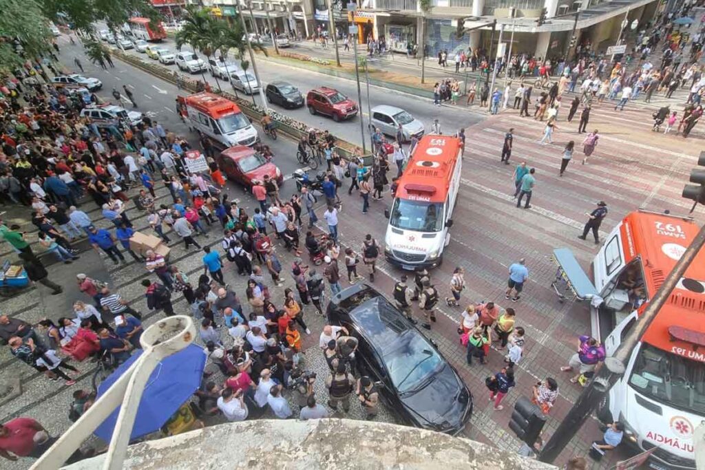 Idoso perde controle de carro e atropela nove pessoas na Avenida Rio Branco, em Juiz de Fora - Foto: Leonardo Costa/Tribuna de Minas