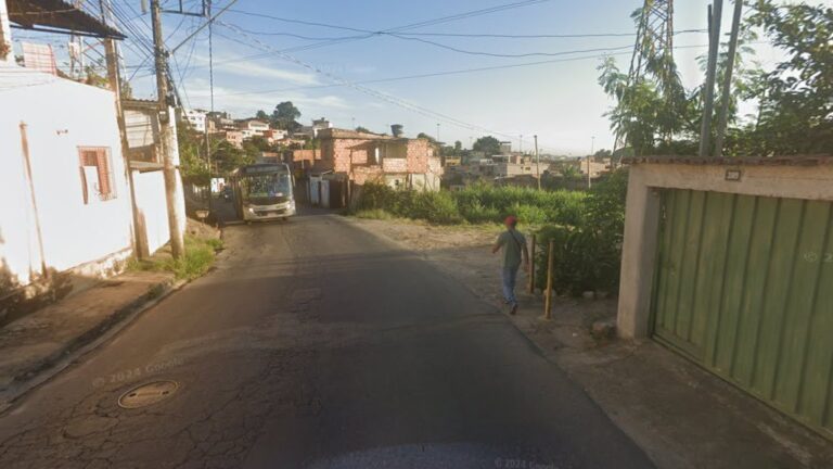 Dois jovens sem capacete morrem em acidente no Barreiro, em BH - Foto: Reprodução/Google Street View