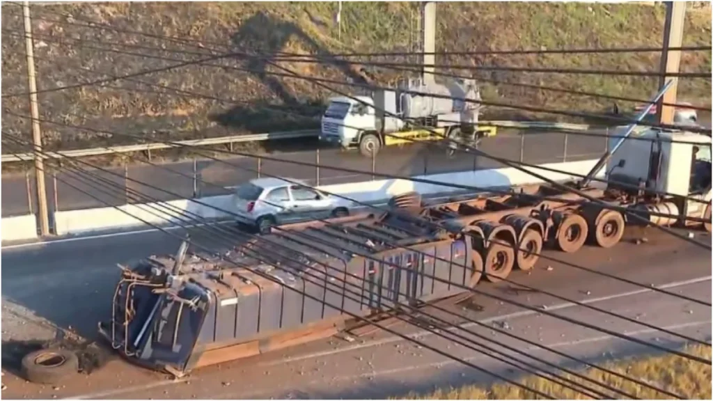 Carreta bate em passarela e interdita Anel Rodoviário, em BH - Foto: Reprodução/TV Globo