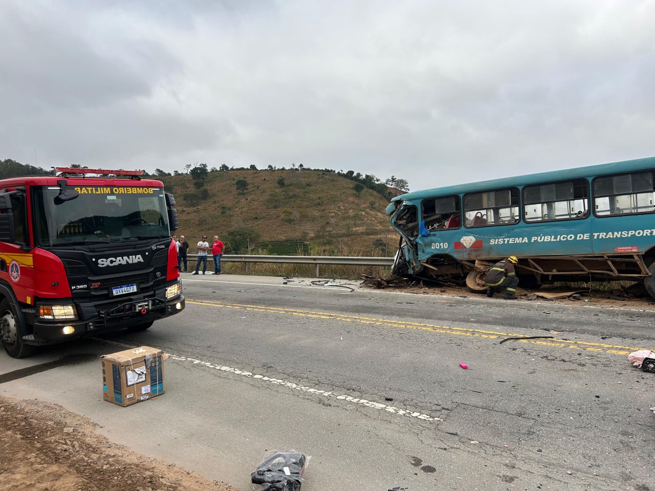 Duas pessoas morrem em acidente entre ônibus e caminhão na BR-116, em Teófilo Otoni - Foto: Divulgação/CBMMG