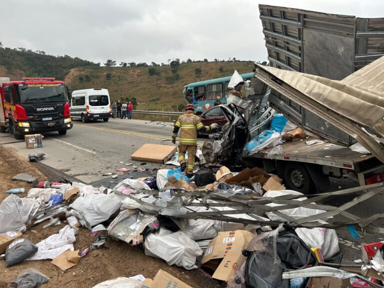 Duas pessoas morrem em acidente entre ônibus e caminhão na BR-116, em Teófilo Otoni - Foto: Divulgação/CBMMG