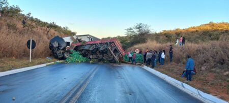 Acidente grave entre van, carreta e caminhão deixa mortos e feridos na BR-251, em Francisco Sá - Foto: Reprodução/Redes Sociais