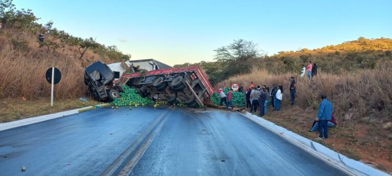 Acidente grave entre van, carreta e caminhão deixa mortos e feridos na BR-251, em Francisco Sá - Foto: Reprodução/Redes Sociais