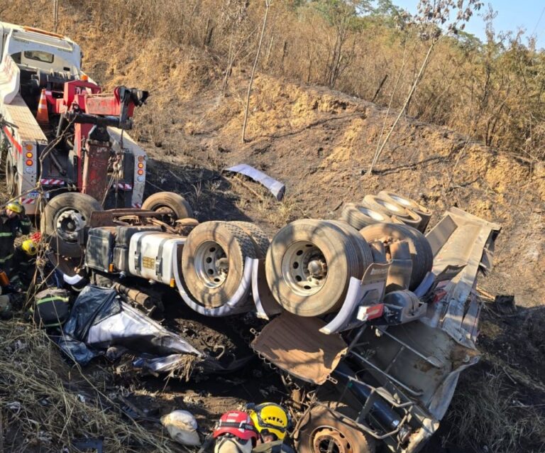 Motorista morre preso às ferragens após carreta cair em barranco em rodovia de MG - Foto: Divulgação/CBMMG