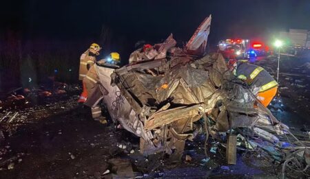 Pai e filho morrem em grave acidente entre carretas e caminhões em rodovia de MG - Foto: Divulgação/CBMMG