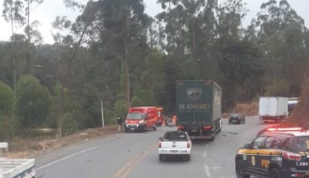 Motociclista fica ferida após acidente com carro na BR-381, em João Monlevade - Foto: Reprodução/Redes Sociais