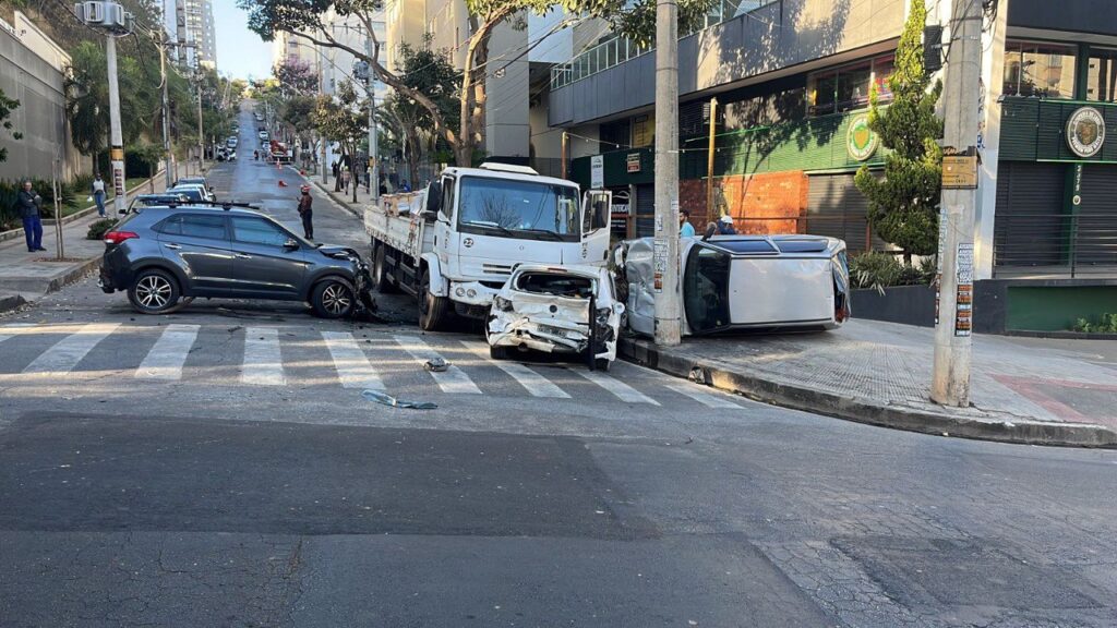 Caminhão sem freio atinge carros no bairro Buritis, em BH - Foto: Divulgação/CBMMG