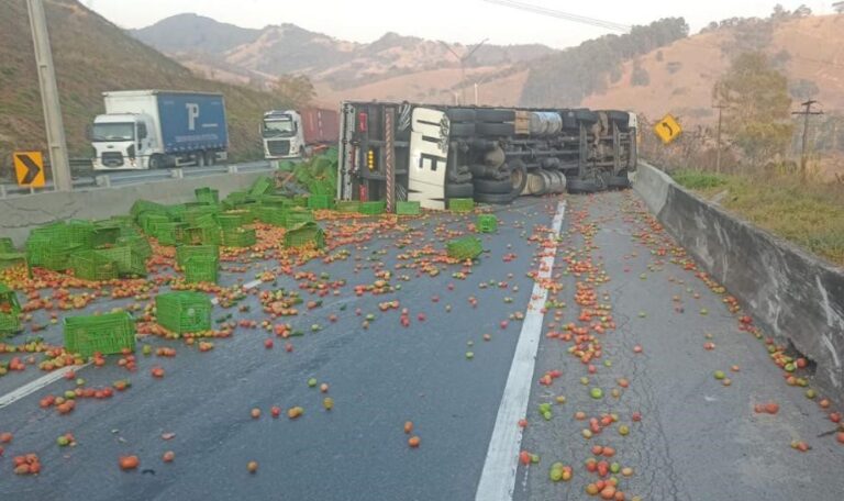 Acidente com carreta de verduras fecha Rodovia Fernão Dias, em Camanducaia - Foto: Reprodução/Redes Sociais