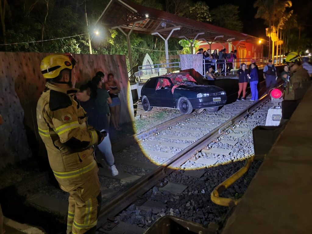 Idoso morre após carro ser atingido por trem em Ewbank da Câmara - Foto: Divulgação/CBMMG