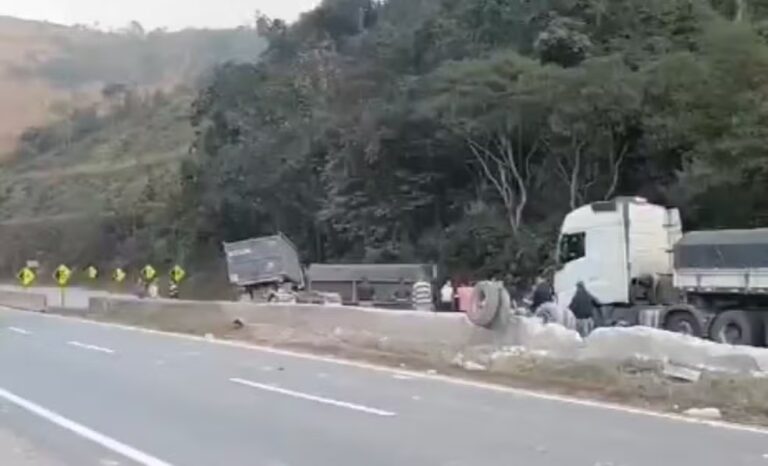 Acidente com carreta interdita trecho da Rodovia Fernão Dias - Foto: Reprodução/Redes Sociais