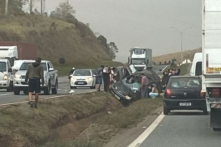 Carro capota, deixa três vítimas e interdita trecho da Rodovia Fernão Dias - Foto: Reprodução/Redes Sociais