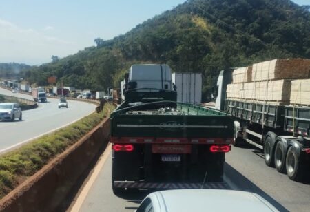 Engavetamento provoca 7 km de congestionamento na Fernão Dias - Foto: Reprodução/Redes Sociais