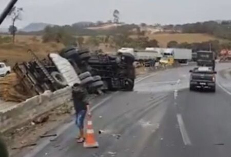 Motorista morre após caminhão tombar na BR-381, em Itaguara - Foto: Reprodução/Redes Sociais