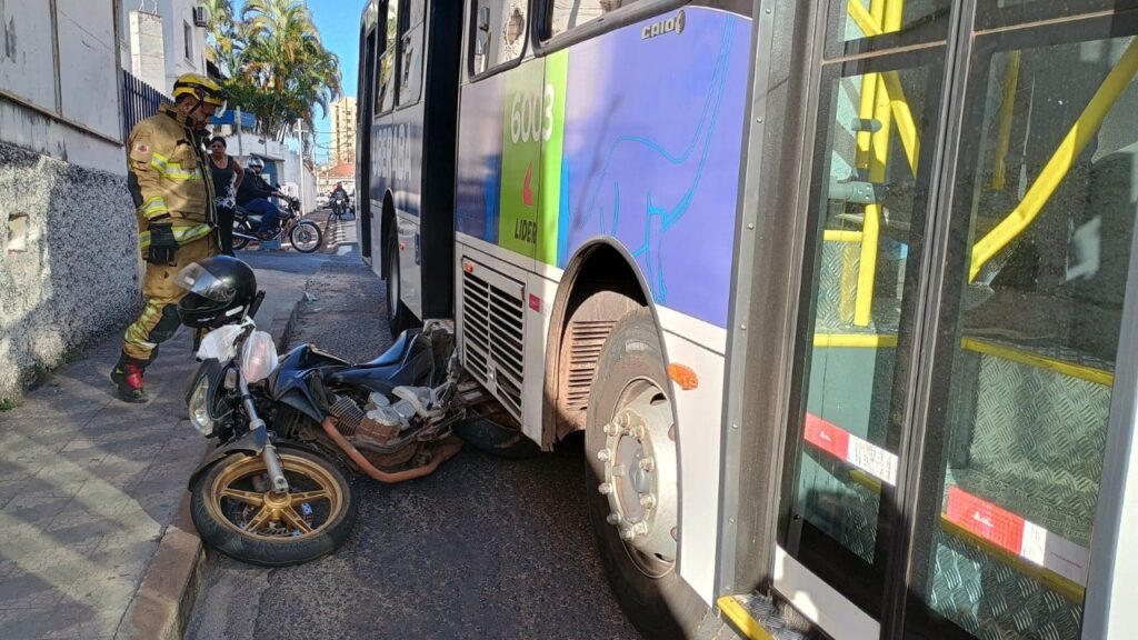 Grávida morre em acidente entre moto e ônibus em Uberaba - Foto: Divulgação/CBMMG