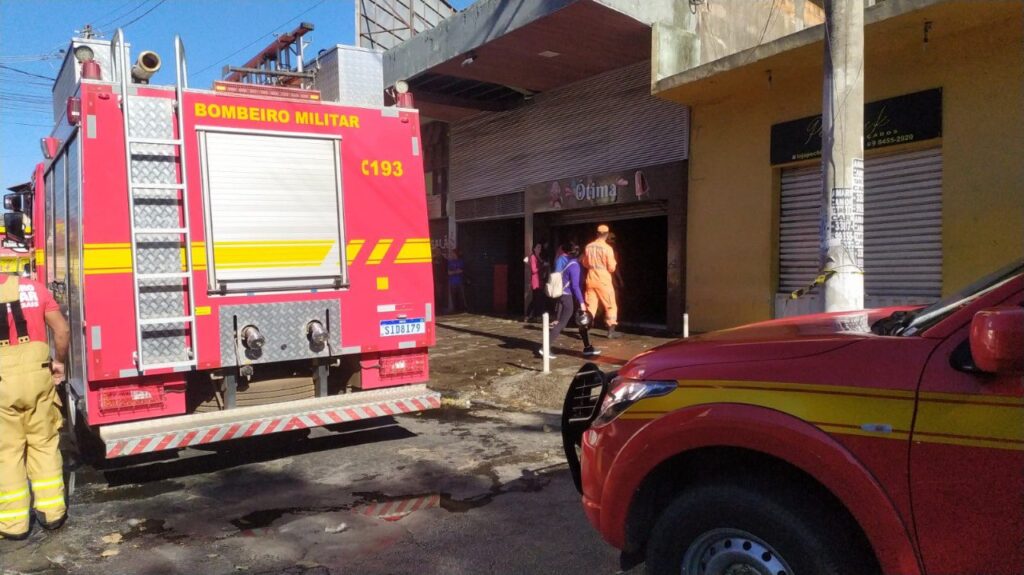 Bombeiros são mobilizados para combate a incêndio em sorveteria na Grande BH - Foto: Divulgação/Corpo de Bombeiros