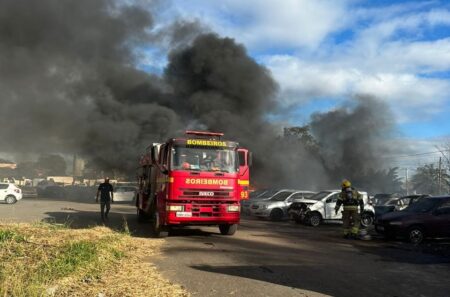 Incêndio destrói veículos em pátio na Grande BH - Foto: Divulgação/CBMMG