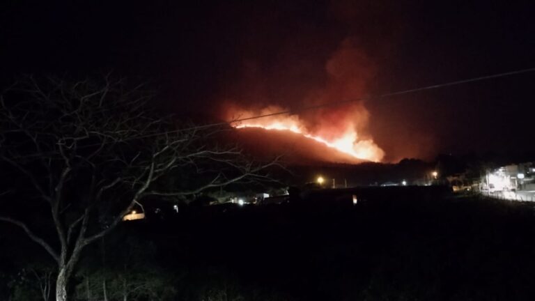 Incêndio de grandes proporções atinge Parque Estadual da Serra de Ouro Branco - Foto: Divulgação/Por Dentro de Minas