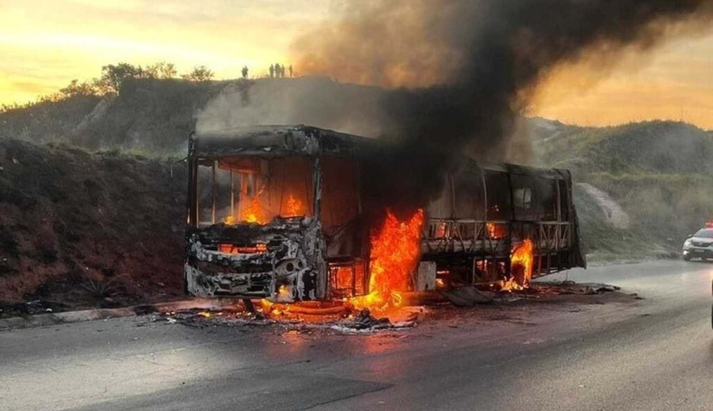 Polícia prende suspeito de incendiar ônibus na MG-010, na Grande BH - Foto: Divulgação/PMRv