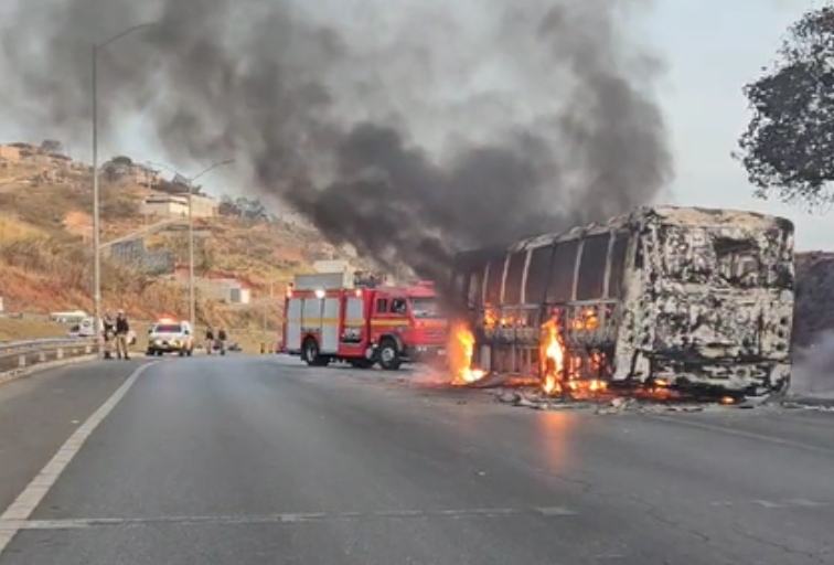 Ônibus é destruído por fogo na MG-010, em Vespasiano - Foto: Divulgação/CBMMG