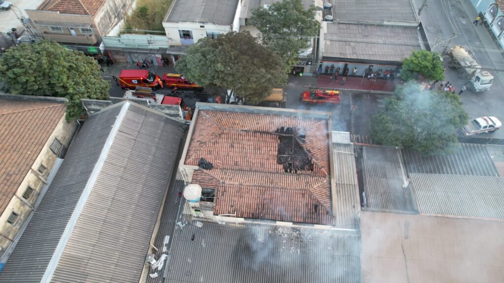 Incêndio em pensão mata uma pessoa carbonizada em Pedro Leopoldo - Foto: Divulgação/CBMMG