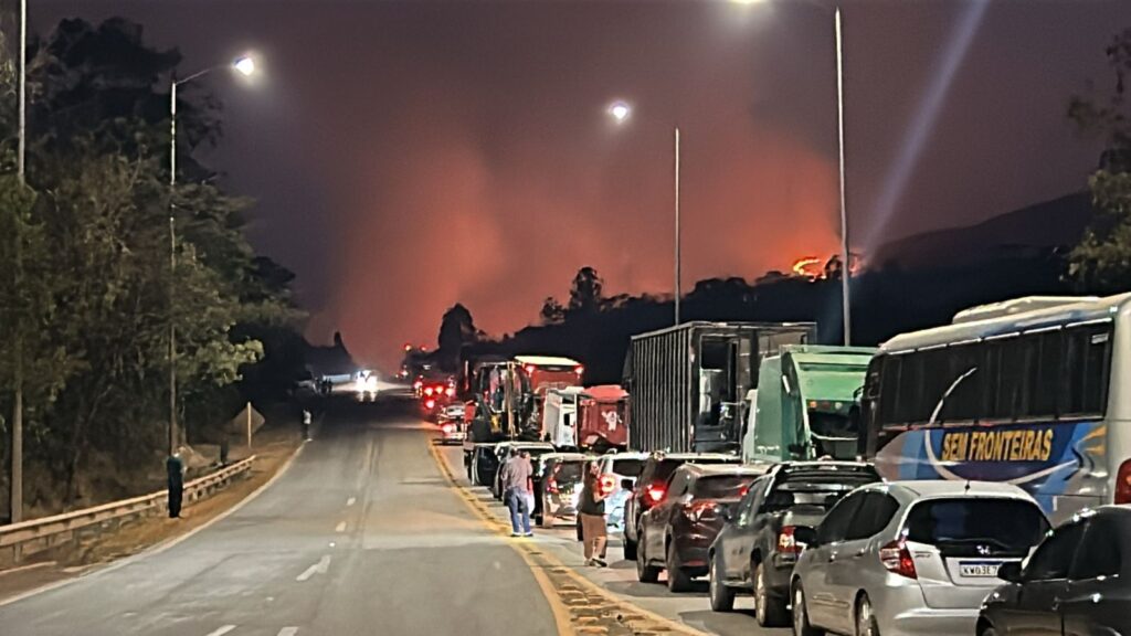 Incêndio na Serra da Moeda interdita totalmente trecho da BR-040, em Itabirito - Foto: Reprodução/Redes Sociais