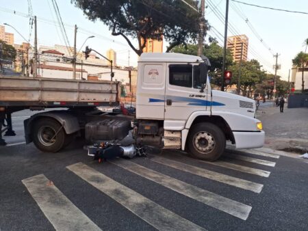 Motociclista fica ferido em acidente na Avenida Silviano Brandão, em BH - Foto: Divulgação/CBMMG