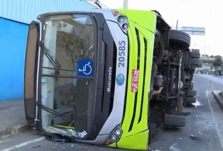 Ônibus do Move tomba após bater em mureta na Pampulha, em BH - Foto: Reprodução/TV Globo