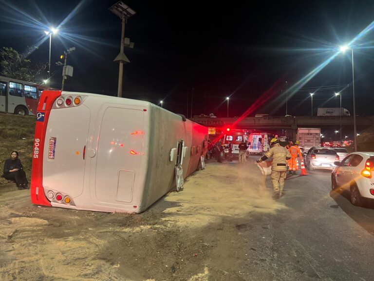 Ônibus tomba e deixa feridos na BR-040, em Contagem - Foto: Divulgação/CBMMG