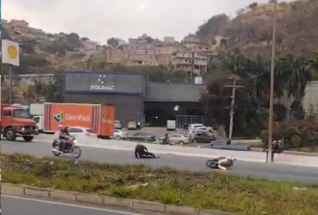 Óleo na pista provoca queda de motociclista no Anel Rodoviário, em BH - Foto: Reprodução/Redes Sociais