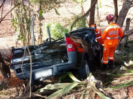 Mãe e filho morrem após acidente em rodovia de Alfenas - Foto: Divulgação/Corpo de Bombeiros