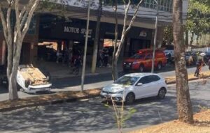 Acidente entre carros e moto deixa feridos na Avenida Raja Gabaglia, em BH - Foto: Reprodução/Redes Sociais