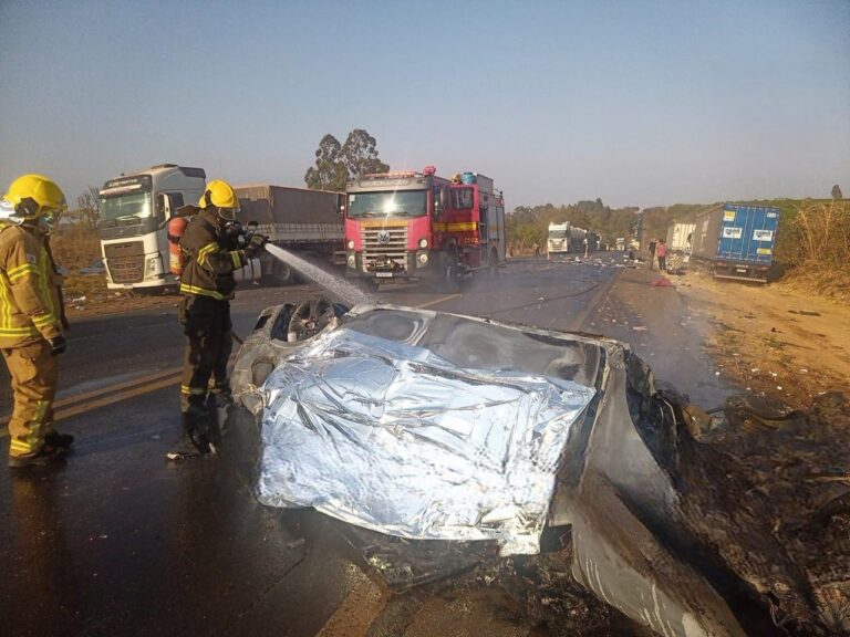 Acidente entre carros e caminhão deixa quatro mortos na BR-365, em Patrocínio - Foto: Divulgação/CBMMG