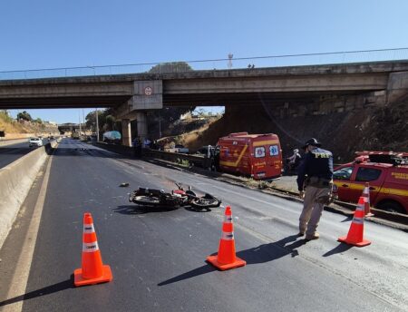 Motociclista morre após acidente com caminhão na BR-365, em Uberlândia - Foto: Divulgação/CBMMG