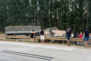 Carreta tomba e deixa casal ferido na BR-381, em Bom Jesus do Amparo - Foto: Reprodução/Redes Sociais