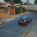 Caminhão atinge rede elétrica e derruba poste no bairro Santa Amélia, em BH - Foto: Reprodução/Câmera de segurança