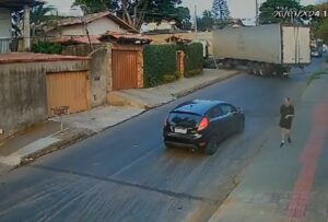 Caminhão atinge rede elétrica e derruba poste no bairro Santa Amélia, em BH - Foto: Reprodução/Câmera de segurança